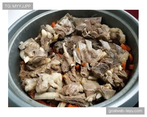 崔家溪训练完直接啃生鸡胸肉，这自律看得我饭都吃不香了